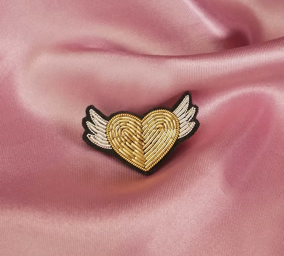 Broche brodée Les Malicieuses - Coeur ailé